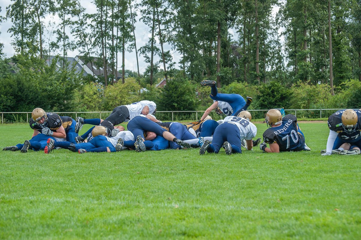 Vivamus varius ornare dui sed dignissim. Vestibulum lobortis Men playing footbal